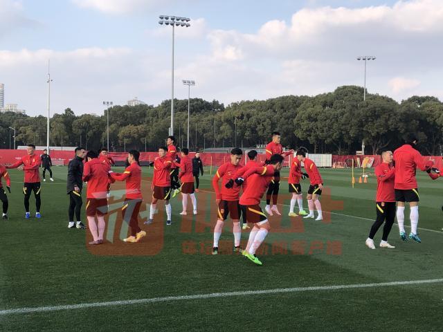 开云-国足上海30人展开第二练 朱辰杰归队留守酒店